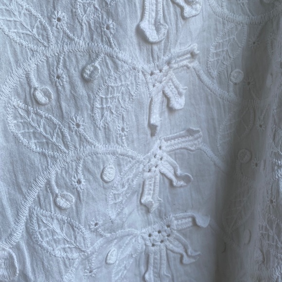Seen Worn Kept (brand name) white blouse with beautiful pattern - US 4 - Picture 2 of 5